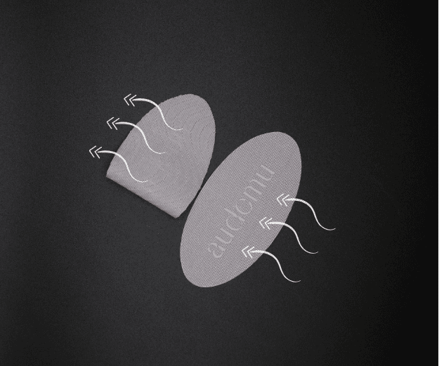 Das Bild zeigt Audemu Premium Sleep Strips in silber von beiden Seiten. Es ist deutlich der Audemu Schriftzug in einer edlen Typografie zu erkennen und der Hintergrund ist schwarz. Der Kleber ist wellenförmig angeordnet und das Design wirkt minimalistisch.