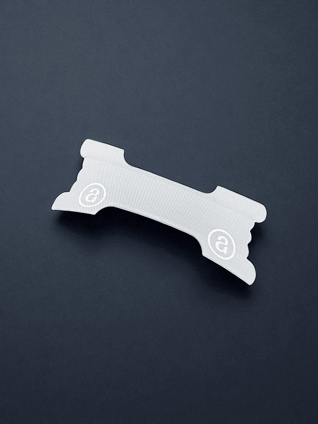 Audemu Sleep Strip auf dunklem Hintergrund. Premium-Mundpflaster aus hypoallergenem Material zur Förderung der Nasenatmung, Reduktion von Schnarchen und Verbesserung der Schlafqualität.