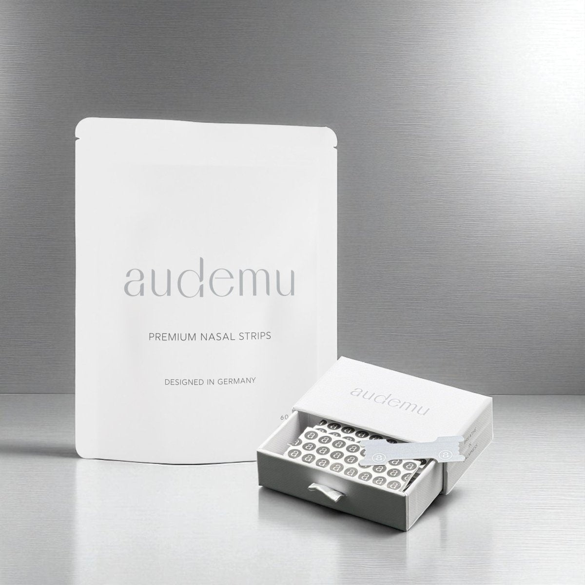 Audemu Nasal Strips 30er Pack – inklusive Luxus Magnetbox und Nachfüllpacks, nachhaltig, hautfreundlich und für erholsamen Schlaf entwickelt.