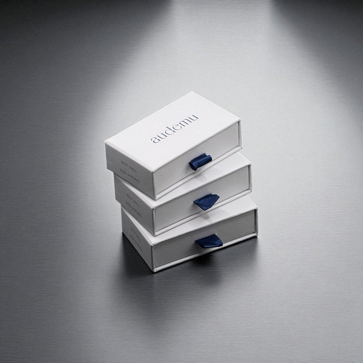 Audemu Sleep Strips in edler Premium-Verpackung mit Magnetverschluss – designed in Germany, perfekt als SleepCare-Ritual und für Reisen.