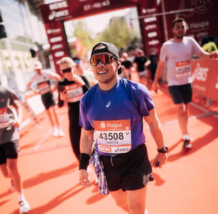 Sascha beim Zieldurchlauf des Hamburg Marathons
