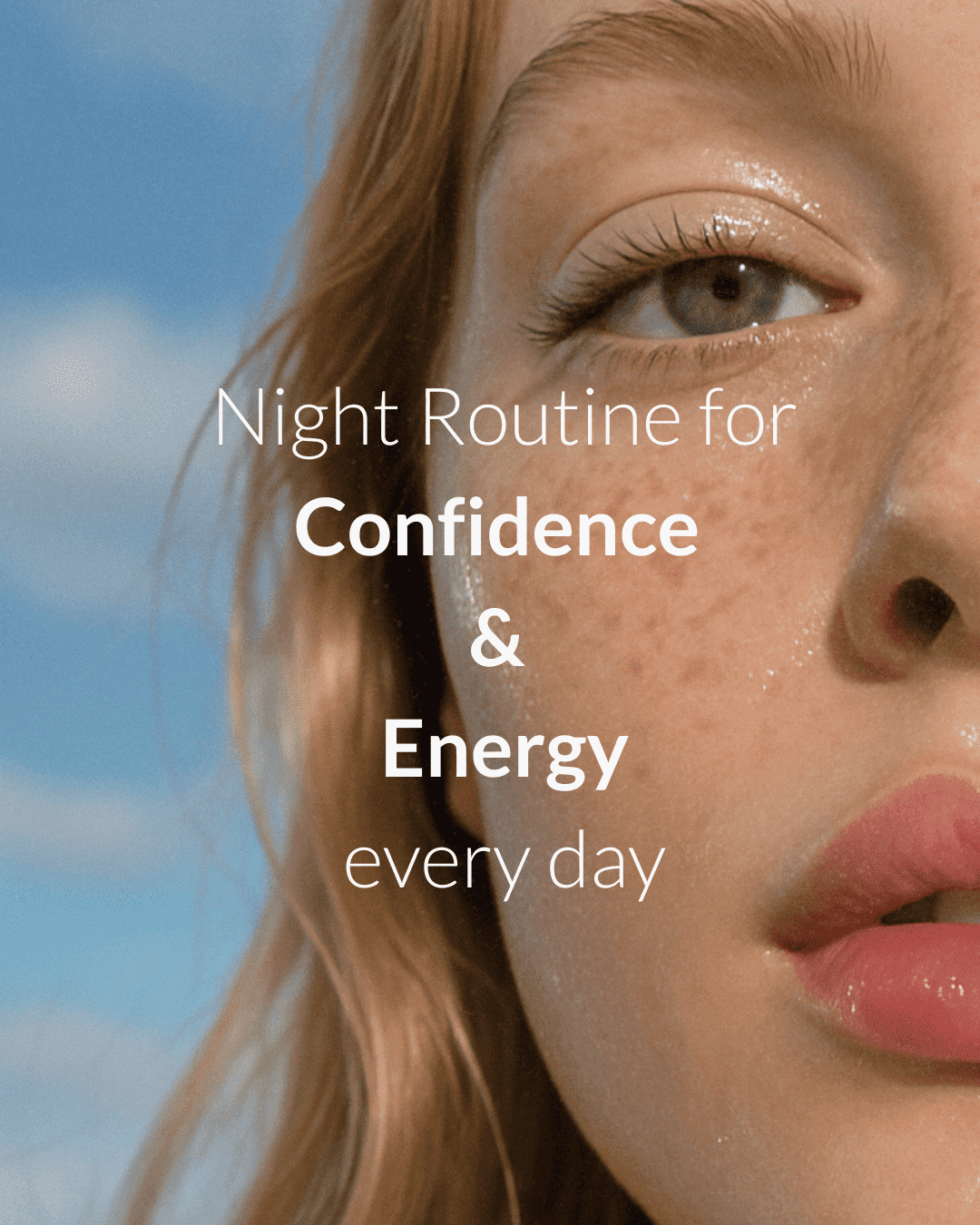 Nahaufnahme einer jungen Frau mit natürlichem Sommersprossen-Teint und strahlend gesunder Haut, die eine nachtliche Pflegeroutine für mehr Selbstvertrauen, innere Balance und erholsamen Beauty-Sleep veranschaulicht – mit wertvollen Tipps zur Hautregeneration und täglichen Energiegewinnung durch bewusste Selbstfürsorge.