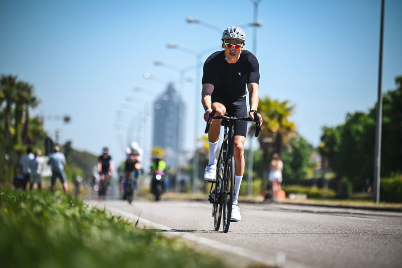 Audemu Athlet auf dem Rad in der Aero-Position