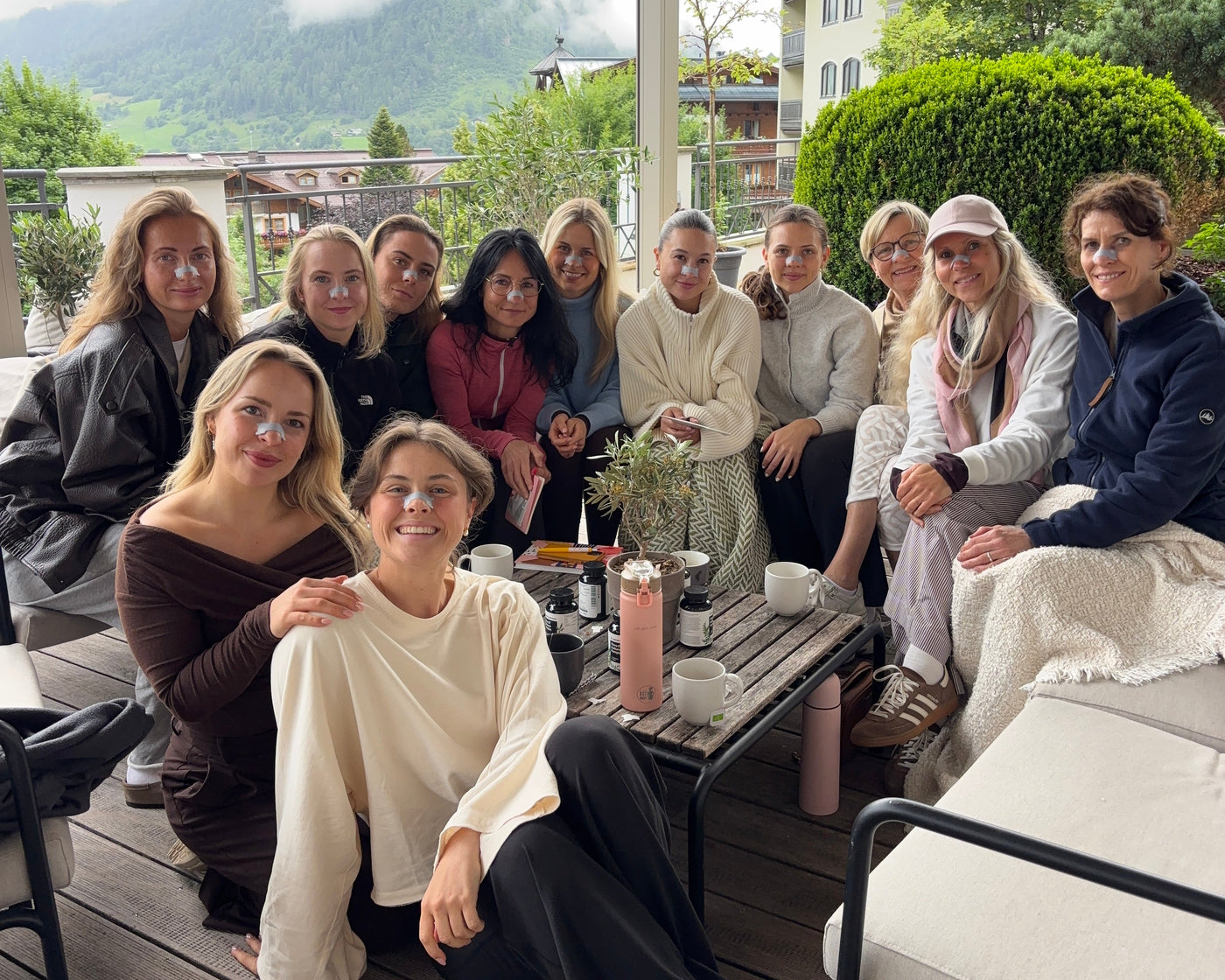 Audemu Breathwork-Gruppe auf einer Bergterrasse mit Audemu Nasal Strips beim Retreat