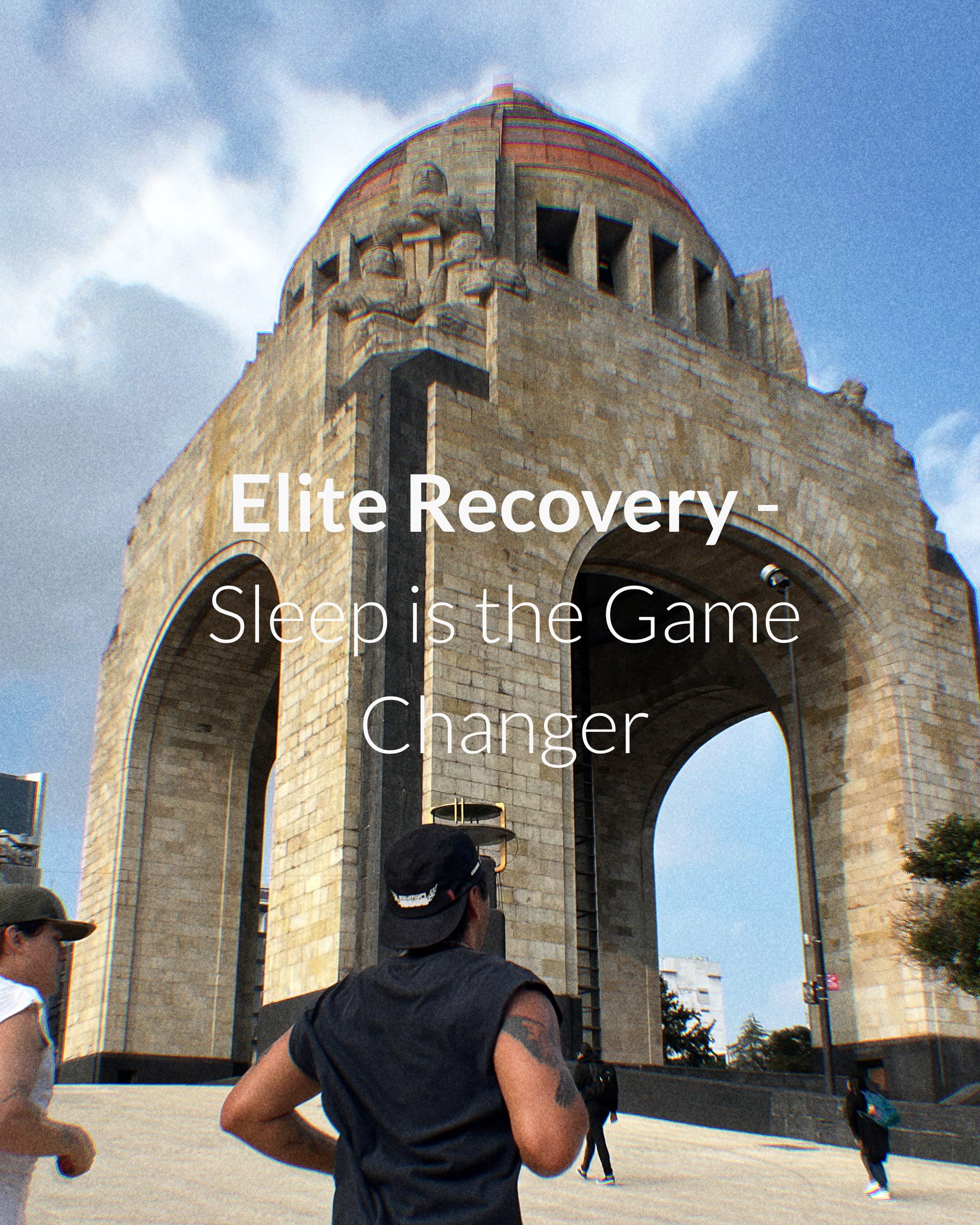 Mann in sportlicher Kleidung mit Sonnenbrille, der intensiv läuft – Text im Bild: „Elite Recovery – Sleep is the Game Changer“. Das Bild betont die Bedeutung von Schlaf und Erholung für Athleten und zeigt einen aktiven Menschen in Bewegung. 