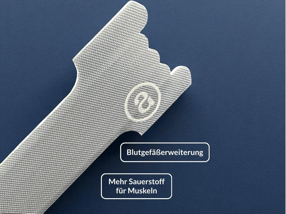 Nahaufnahme eines Audemu Nasenstrips auf schwarzem Hintergrund mit Text-Overlays, die die Vorteile der Nasenatmung zeigen: Blutgefäßerweiterung, effizientere CO₂-Verarbeitung, optimale Luftkondition für die Lungen und mehr Sauerstoff für die Muskeln.