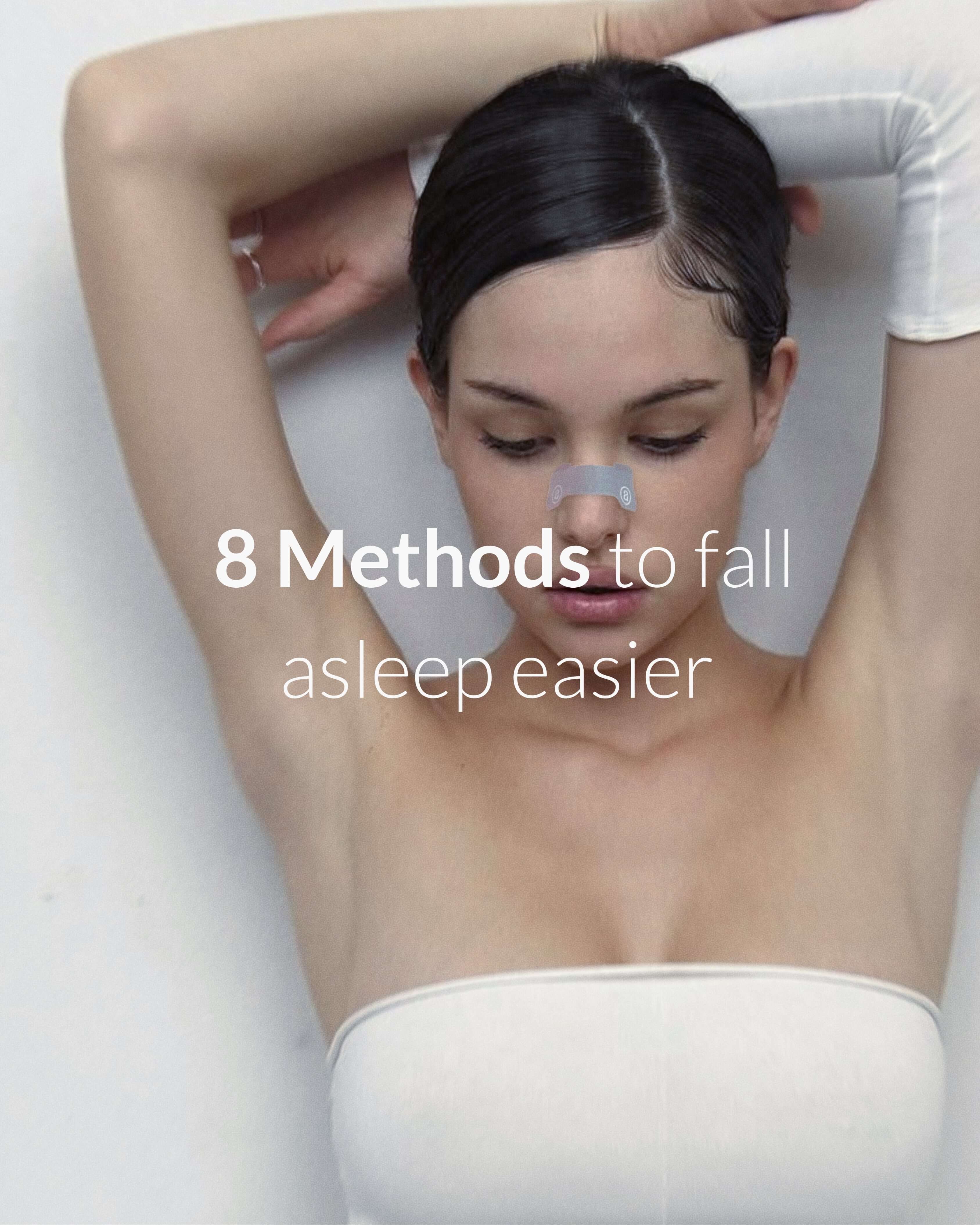 Frau mit Nasenpflaster hebt die Arme über den Kopf; minimalistisches Wellness-Setting mit Text ‚8 Methods to fall asleep easier‘ – Fokus auf Schlafoptimierung und entspannter Abendroutine.