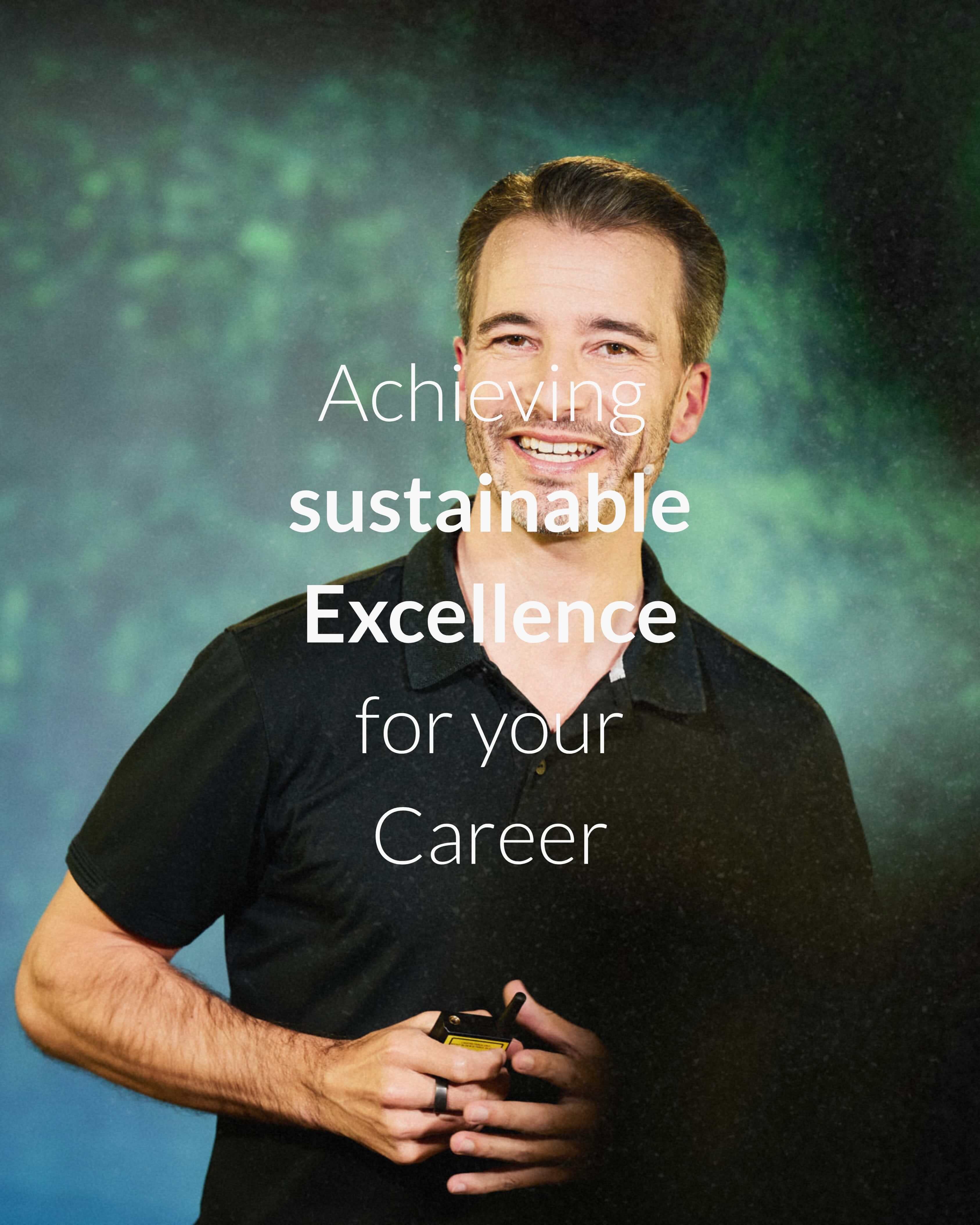 Schlaf Coach Mann in schwarzem Polohemd mit Mikrofon präsentiert vor grün-blauem Hintergrund. Textoverlay: „Achieving sustainable Excellence for your Career“. Visual zu Karriereentwicklung, nachhaltigem Erfolg und persönlicher Exzellenz.