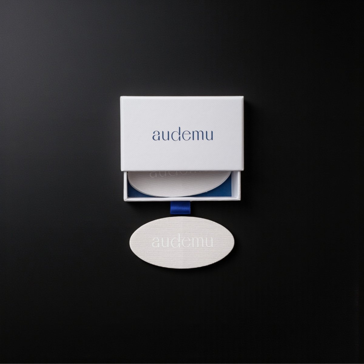 Audemu Nasenpflaster Magnetbox mit Sleepstrip auf einem schwarzen Hintergrund