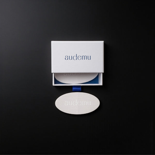 Audemu Nasenpflaster Magnetbox mit Sleepstrip auf einem schwarzen Hintergrund
